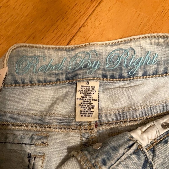 Rebel By Right Mid Rise Cut off Shorts NWT - Picture 5 of 9